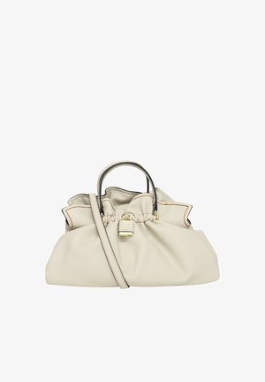 Borsa in morbida pelle beige con parte superiore arricciata, due manici, tracolla rimovibile e hardware in tonalità oro. Presenta cuciture in contrasto e un ciondolo con logo.