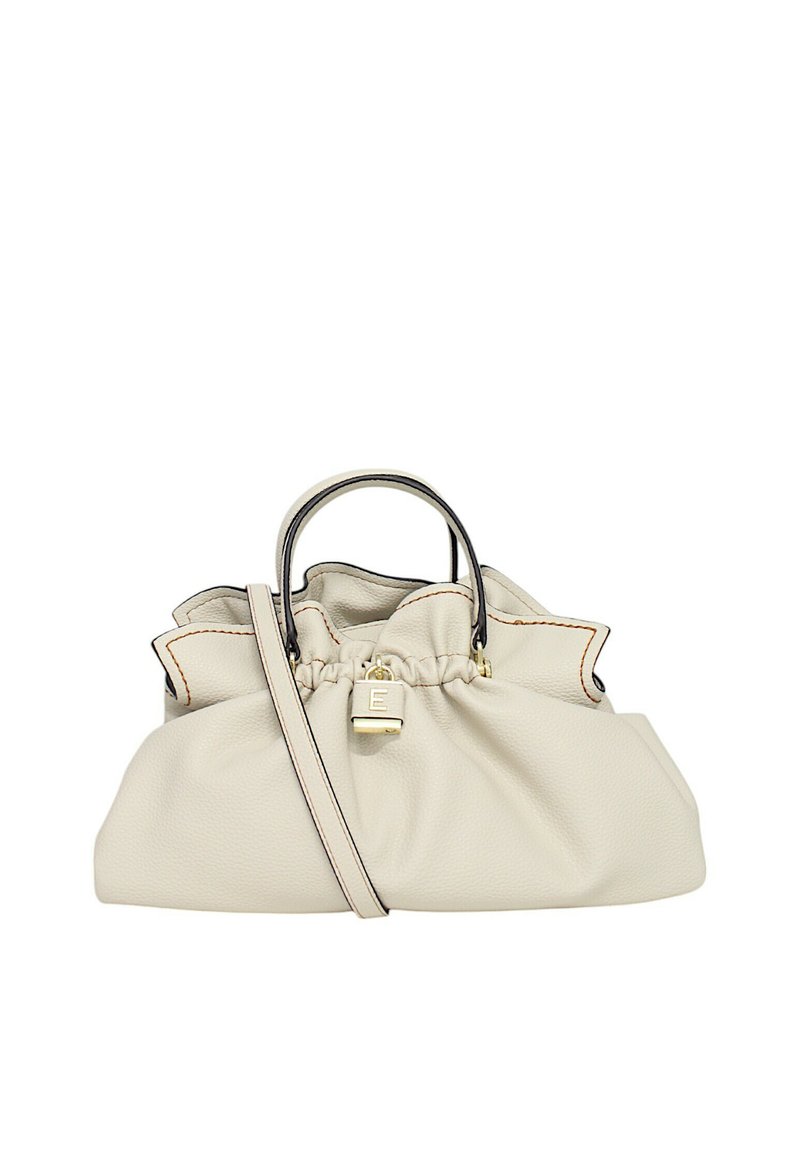 Borsa in morbida pelle beige con parte superiore arricciata, due manici, tracolla rimovibile e hardware in tonalità oro. Presenta cuciture in contrasto e un ciondolo con logo.