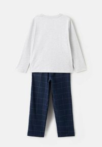 Cămașă gri cu mâneci lungi și guler rotund, asociată cu pantaloni de pijama în carouri bleumarin, cu un model în grilă și talie elastică.