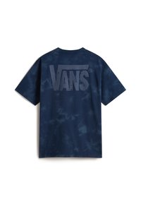 Mörkblå tie-dye t-shirt med korta ärmar. Stor, tonad "VANS"-logotyp på baksidan i en fet, blockstil. Mjuk bomullsmaterial.