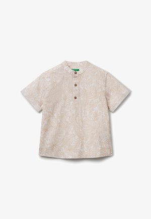 Camicia a maniche corte color beige chiaro con una fantasia di foglie su tutta la superficie. Presenta un colletto alla cinese e quattro bottoni marroni sul davanti.