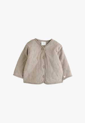 Lysebeige quiltet babyjakke med blomsterbroderi, rund halsudskæring, lange ærmer og fem runde knapper ned foran.