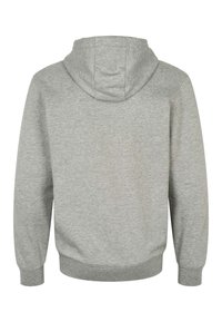 Sivá mikina s kapucňou, jemnej textúry, s dlhými rukávmi a rebrovaným lemom. Kapucňa je zaoblená, bez viditeľných grafík alebo vzorov.