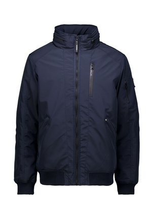 Chaqueta aislante de color azul marino con alto cuello, cremallera frontal y múltiples bolsillos con cremallera. Fabricada en un material suave y duradero con puños acanalados.