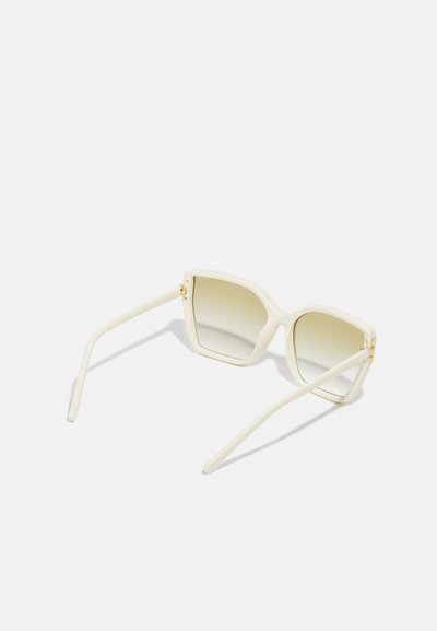 Ochelari de soare pătrați albi cu lentile gradiente. Materialul este plastic neted cu accente aurii pe balamale. Au brațe groase și un design modern.