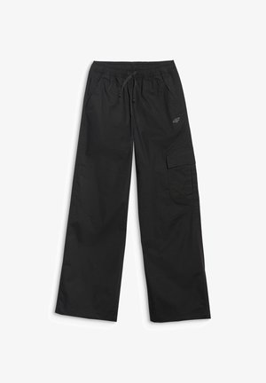 Pantalon noir à jambes larges avec taille élastique, poches avant, une poche cargo latérale et un petit logo sur la cuisse droite en haut.