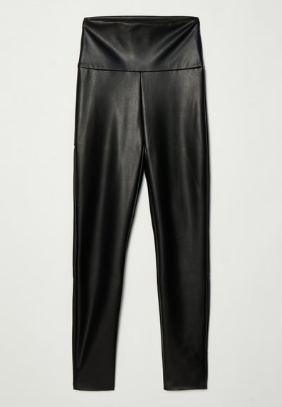 Czarne legginsy z ekologicznej skóry z wysokim stanem, charakteryzujące się gładką teksturą i dopasowanym krojem, sięgające do kostek.