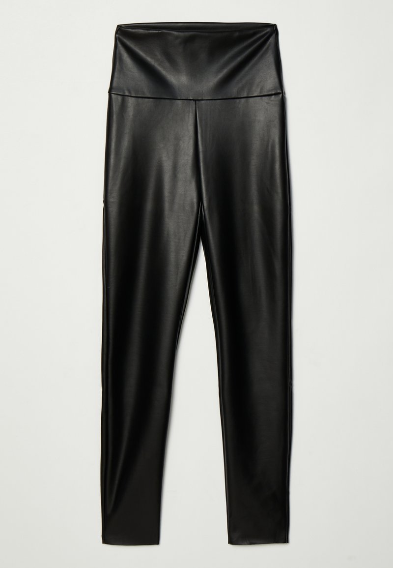 Schwarze Kunstlederleggings mit hohem Bund, die eine glatte Textur und eine taillierte Silhouette aufweisen und bis zur Knöchellänge reichen.