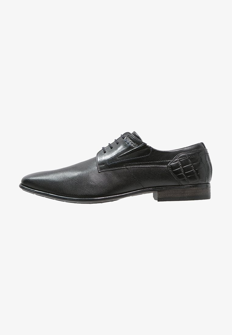 Chaussure formelle noire pour homme à lacets, bout pointu, tige en cuir texturé, petit talon empilé et détail motif crocodile au talon.