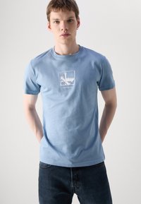 Calvin Klein Jeans GRID BOX TEE - Trükipildiga T-särk - faded denim