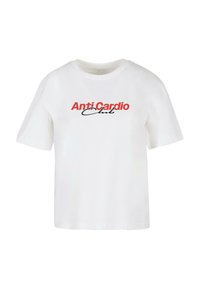 Balta medvilnė marškinėliai trumpomis rankovėmis, su raudona užrašu "Anti Cardio" ir juodu sklandžiu "Club" priešakyje. Klasikinis apvalus kaklas.