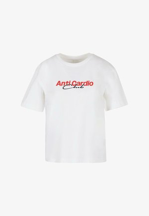 Weißes Baumwoll-T-Shirt mit kurzen Ärmeln, auf dessen Vorderseite "Anti Cardio" in Rot und "Club" in schwarzer Schrift steht. Klassischer Rundhalsausschnitt.