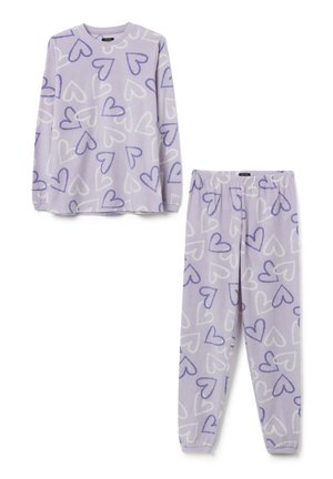 Lavendelfarbenes Schlafanzug-Set aus weichem Stoff. Langärmliges Oberteil und Hose mit einem sich wiederholenden Herzmuster in Weiß und Hellblau. Elastischer Taillenbund.