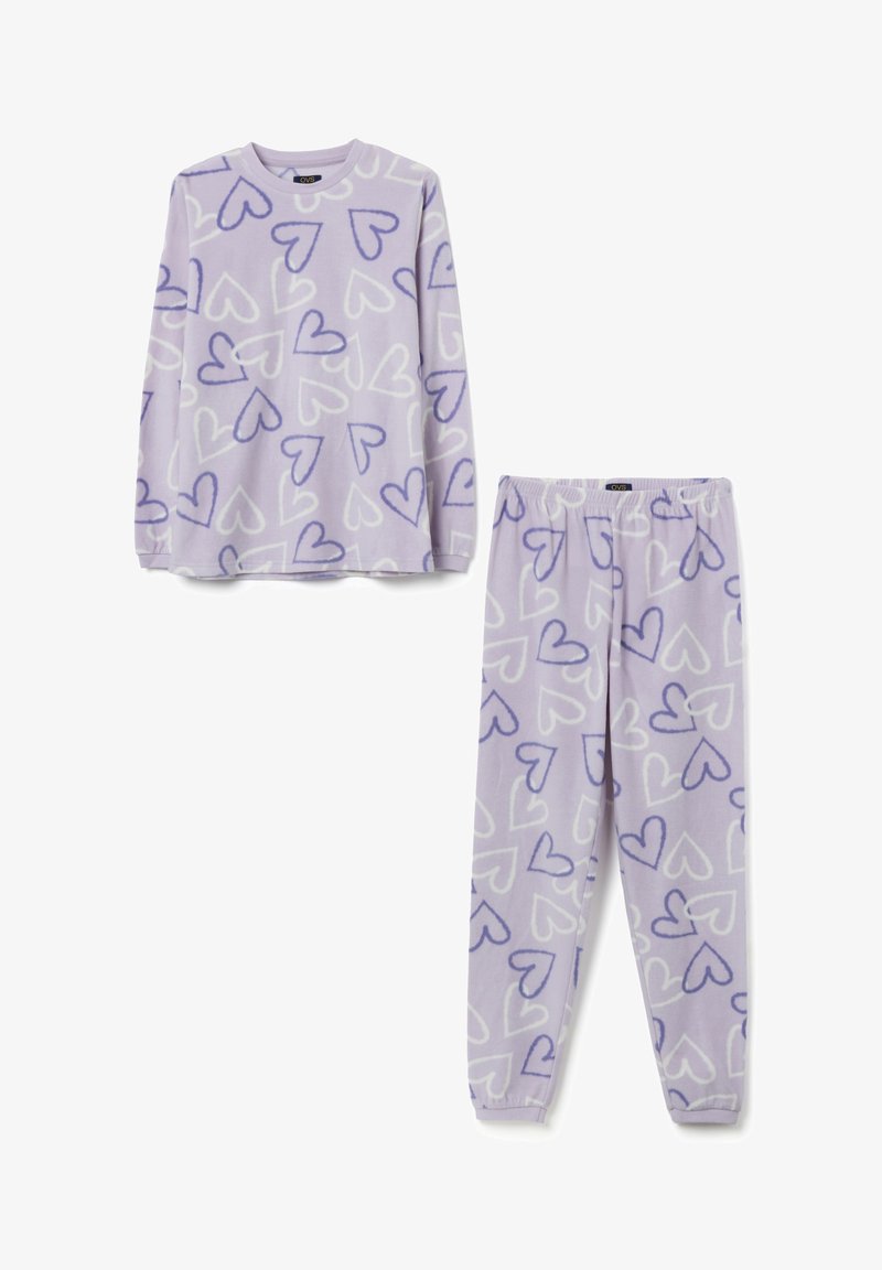 Lavendelfarbenes Schlafanzug-Set aus weichem Stoff. Langärmliges Oberteil und Hose mit einem sich wiederholenden Herzmuster in Weiß und Hellblau. Elastischer Taillenbund.