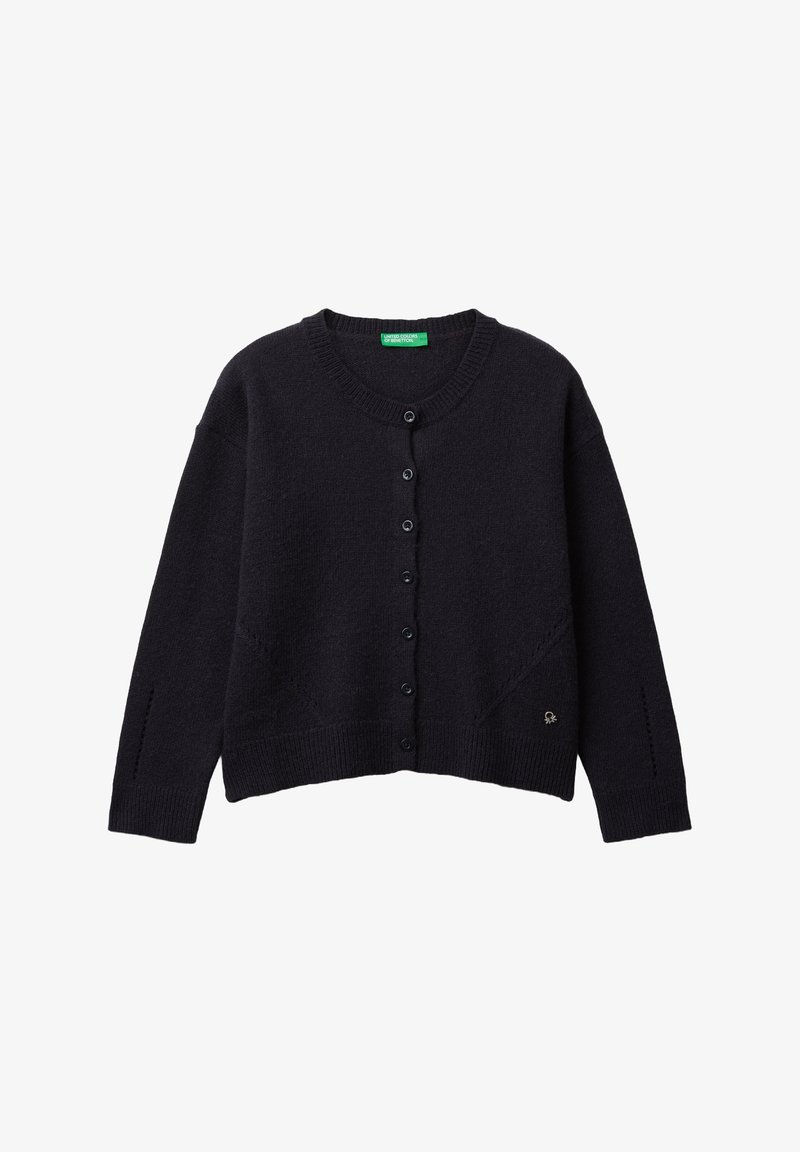 Cardigan lavorato a maglia blu navy, con scollatura tonda, chiusura a sei bottoni, orlo a costine, maniche scese e un piccolo dettaglio del logo.