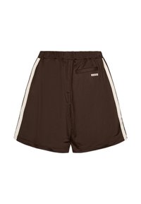 Shorts de sport marron avec des bandes blanches sur les côtés, taille élastique, poche arrière, et petit logo "WOODBIRD" sur le côté droit.