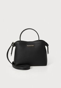 Svart veske i kornet skinn med avrundet topp, avtakbar skulderrem og et håndtak på toppen. Har en gullfarget logo foran.