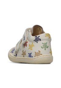 Scarpe alte per bambini in pelle color crema con motivi di tartaruga multicolore. Presentano una fascia in velcro e una suola in gomma testurizzata per una migliore aderenza.