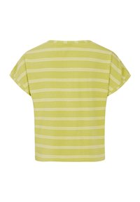 Maglietta a maniche corte a righe verdi con sottili righe bianche, scollatura rotonda e vestibilità rilassata. Progettata per il comfort e l'abbigliamento informale.