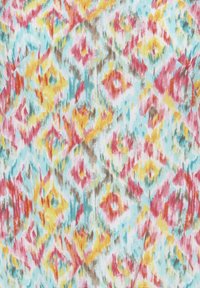 Tissu à motif Ikat présentant des couleurs vives : rouge, jaune, bleu et marron, avec une texture douce et des formes abstraites de losanges sur toute la surface.