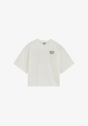 T-shirt bianca corta con maniche corte larghe e scritta "GOLDEN HOUR" stampata in piccolo motivo leopardato sulla parte superiore sinistra del petto.