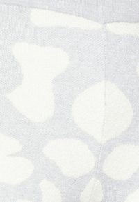 Tecido cinza claro com grandes manchas brancas irregulares, textura ligeiramente feltrada, design sem costuras e uma cintura estreita.