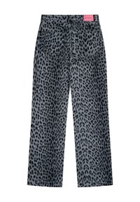 Jeans in denim con stampa leopardata grigia e nera, con taglio dritto, cinque tasche e un'etichetta del marchio rosa sulla vita.