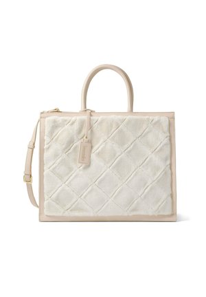Gestepptes weißes Kunstfell-Tote mit beige farbenem Lederbesatz, oberen Griffen, abnehmbaren Schulterriemen und einem Etikett mit Markenlogo.