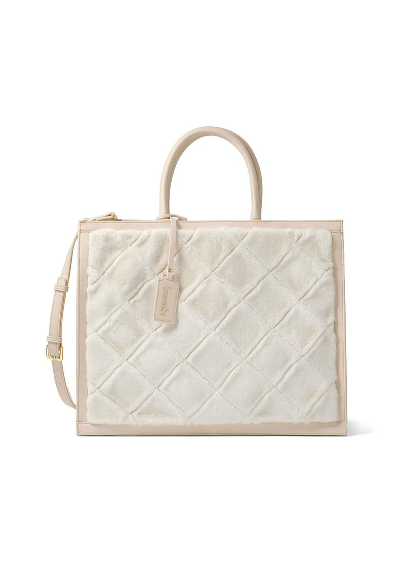 Gequilted witte nepbont tote bag met beige leren accenten, bovenhandvatten, afneembare schouderriem en label met brandingdetails.