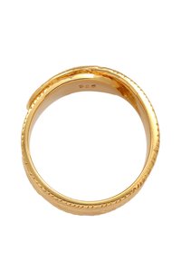 Anello in tonalità oro con un design texturizzato e intrecciato, dotato di un interno liscio. Marcato con "925" che indica una base in argento sterling.