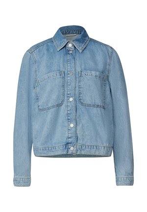 Giacca di jeans azzurro chiaro con chiusura a bottoni sul davanti, due tasche sul petto e colletto. Il tessuto presenta una texture leggermente sbiadita.
