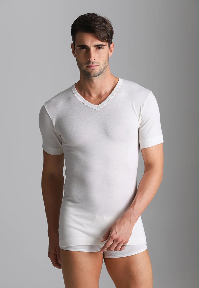 T-shirt bianco con scollo a V e maniche corte, realizzato in tessuto morbido; design aderente con bordature a contrasto sulle maniche; texture liscia.