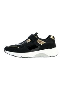 Sneaker nera con accenti in camoscio e pelle verniciata, dettagli dorati e una tomaia testurizzata. Presenta una fascia con chiusura a strappo per una vestibilità sicura.