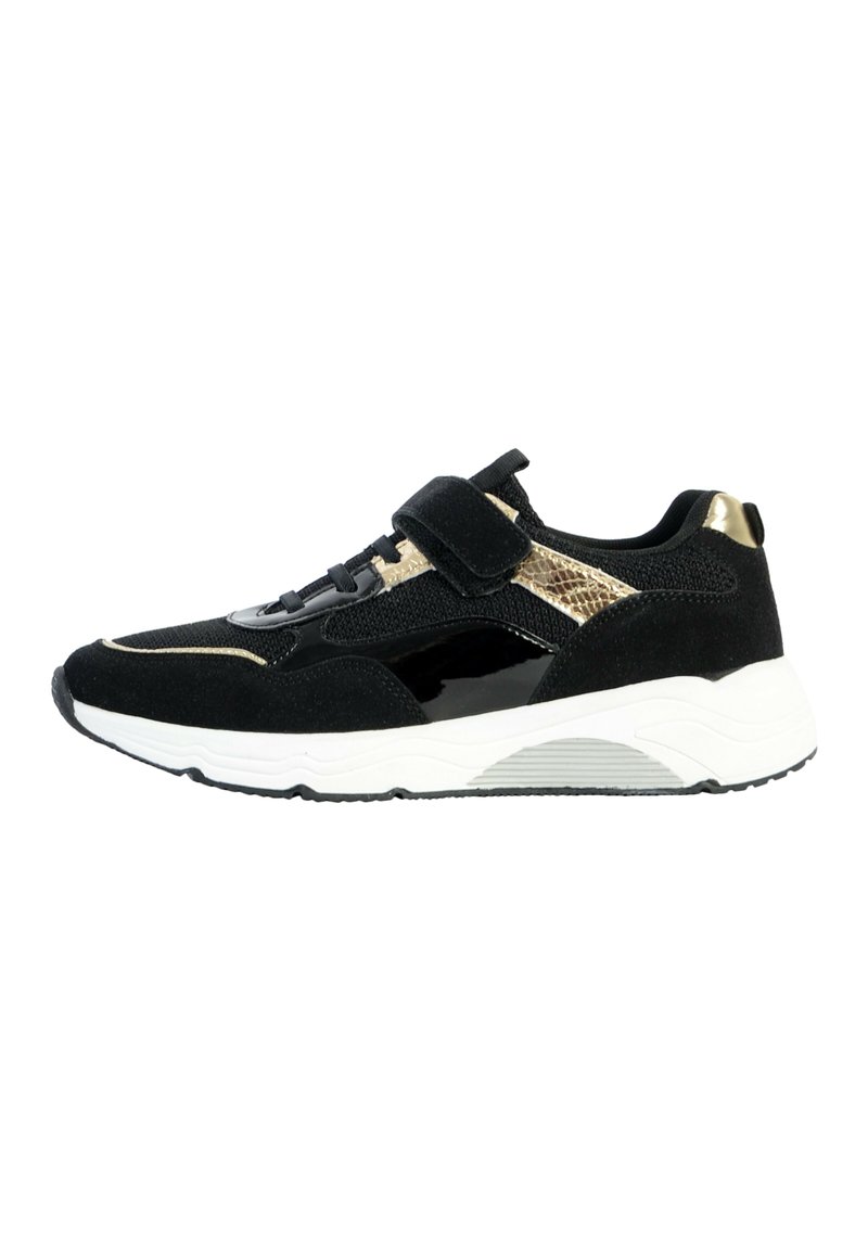 Sneaker nera con accenti in camoscio e pelle verniciata, dettagli dorati e una tomaia testurizzata. Presenta una fascia con chiusura a strappo per una vestibilità sicura.