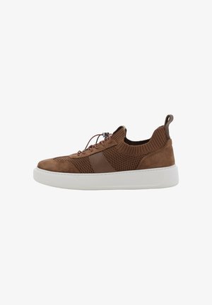 Sneaker marrone in maglia e camoscio con suola bianca, collo elastico alla caviglia, linguetta di tiraggio e chiusura con lacci con dettaglio toggle, vista laterale.