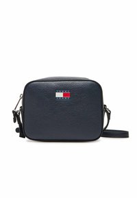Borsa a tracolla in pelle blu navy con forma rettangolare, caratterizzata da una superficie strutturata, patch con logo e tracolla regolabile.