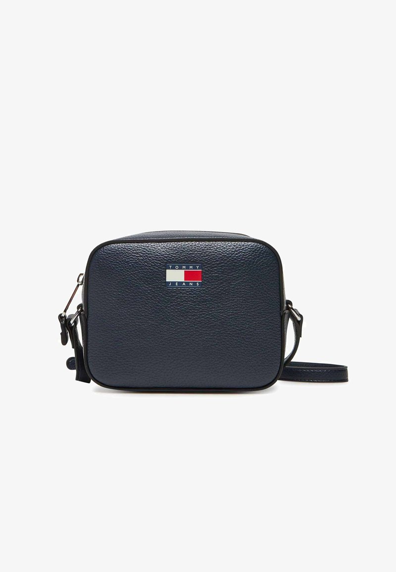Borsa a tracolla in pelle blu navy con forma rettangolare, caratterizzata da una superficie strutturata, patch con logo e tracolla regolabile.