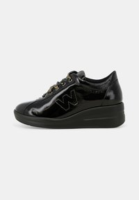 Sneakers in pelle verniciata nera con suola a zeppa, dotati di lacci in tono dorato e un logo cucito sul lato. Texture liscia e forma arrotondata.