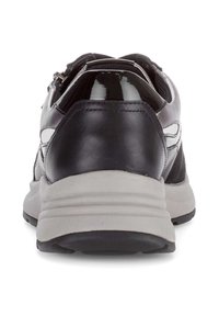 Zwarte leren sneaker met een gestructureerde grijze rubberen zool, gewatteerde kraag en glanzende accenten. Beschikt over een slank ontwerp en een afgeronde vorm.