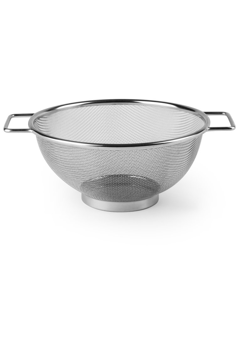 Edelstahl-Sieb mit runder Form, Netzdesign und zwei seitlichen Griffen. Der Boden ist rund und fest für Stabilität.