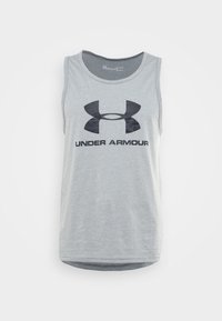 Camiseta sin mangas gris de tejido ligero, con un gran logo negro de Under Armour en el pecho y un dobladillo redondeado.