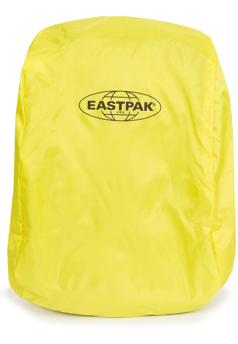Keltainen vedenpitävä reppusuojus, jossa on sileä pinta ja musta Eastpak-logo painettuna etuosaan. Kompakti muotoilu suojausta varten.