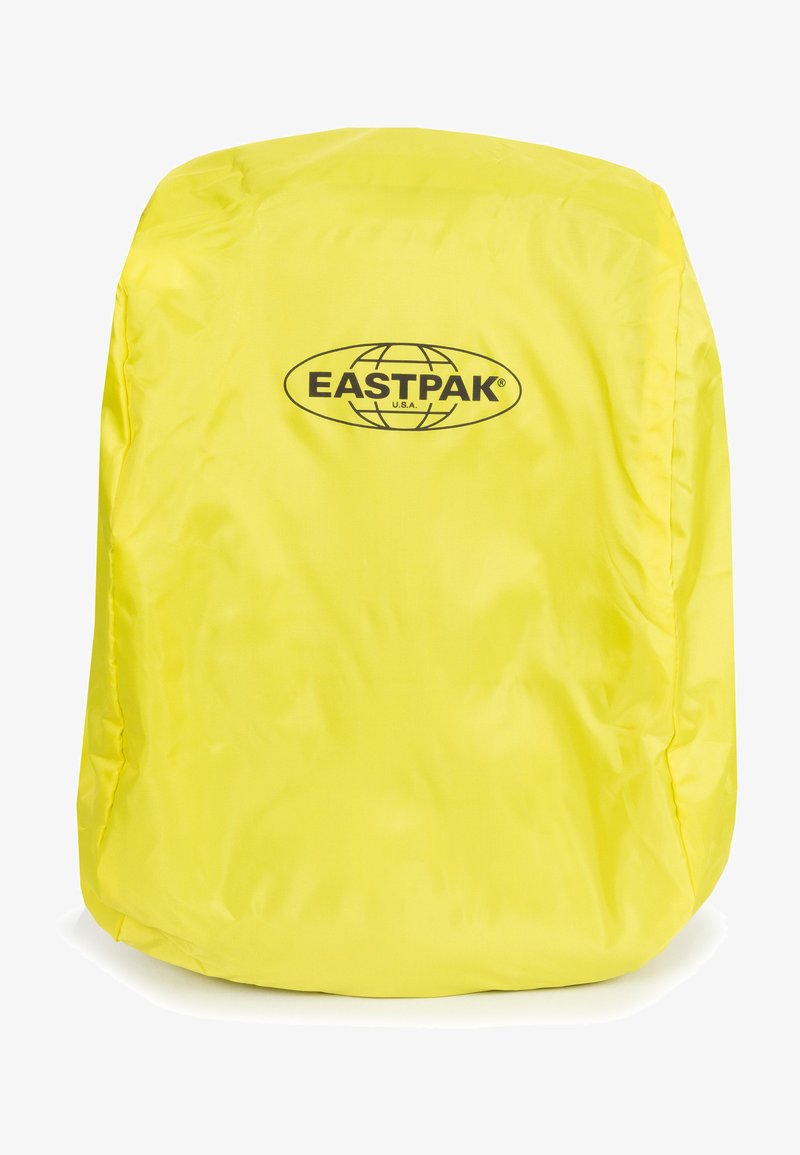 Funda impermeable amarilla para mochilas con una textura suave y un logotipo de Eastpak impreso en negro en la parte frontal. Diseño compacto para protección.