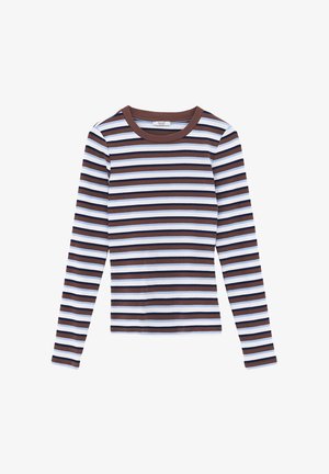 Chemise à manches longues côtelée avec des rayures horizontales en marron, bleu marine, bleu clair et blanc, avec un col rond marron.