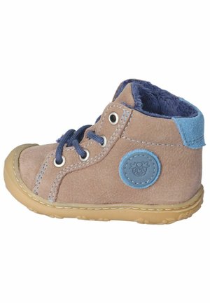 Tansuede-Ankleboots mit marineblauen Schnürsenkeln und Kragen, hellblauem Akzent an der Ferse, runder Gummisohle und kreisförmigem Logo-Patch an der Seite.