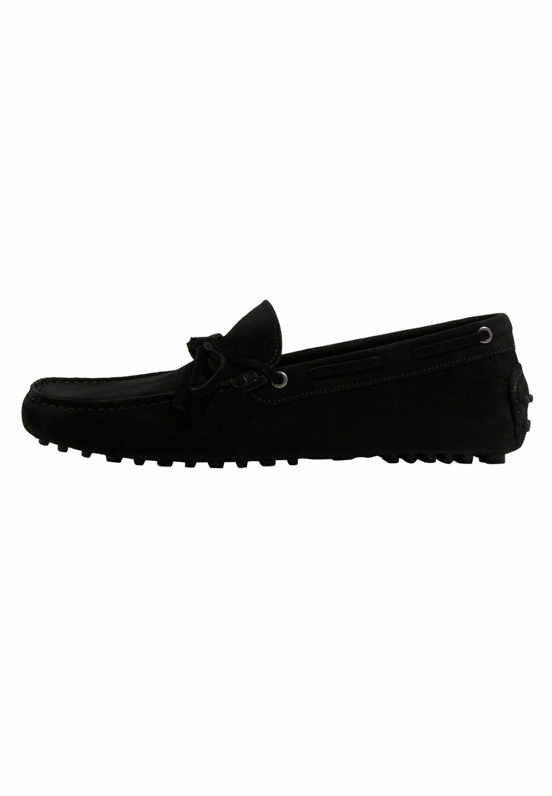 Schwarze Wildlederslipper mit einer abgerundeten Zehenpartie, Schnürdetails und einer Gummisohle mit kleinen Profilnoppen. Lässiges Slip-On-Design, leichte Konstruktion.