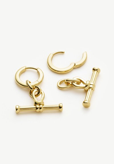 Accesorios de metal en tono dorado que incluyen dos conectores en forma de aro y un eslabón en barra, con un acabado suave y superficie pulida.
