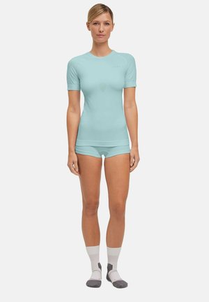 Hellblaues sportliches Oberteil mit kurzen Ärmeln und passender Shorts, aus glattem, dehnbarem Stoff. Mit rundem Ausschnitt und enganliegender Passform.