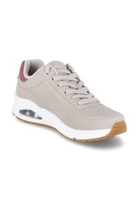 Zapatilla deportiva gris claro con suela blanca, suela de goma beige, cojín de aire visible, cordones en la parte delantera y detalle en el talón color marrón
