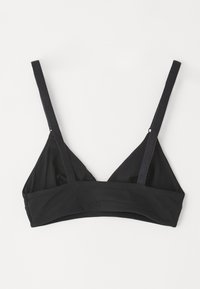 Čierny bralet s trojuholníkovým tvarom pohárov. Vyrobený z mäkkej látky, s nastaviteľnými ramienkami a širokým podprsenkovým pásom na podporu.